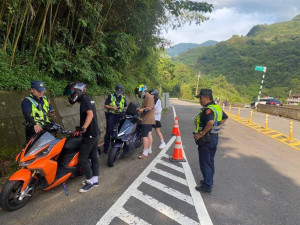 交通平安月，溪警執法維護道交安全。