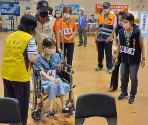▲鳳山區公所及大東國小模擬發生芮氏規模7.2級強震，進行避難收容所開設之演練。