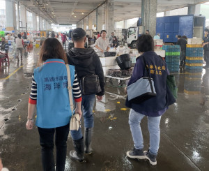 ▲海洋局會同衛生局辦理前鎮魚市場日本福島進口水產品聯合稽查。