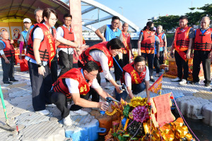 鹿港地藏王廟「放水燈儀式」祭水靈。圖／記者鄧富珍翻攝