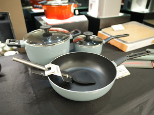 比利時BergHOFF LEO石板藍不沾鍋系列，受到年輕族群青睞。