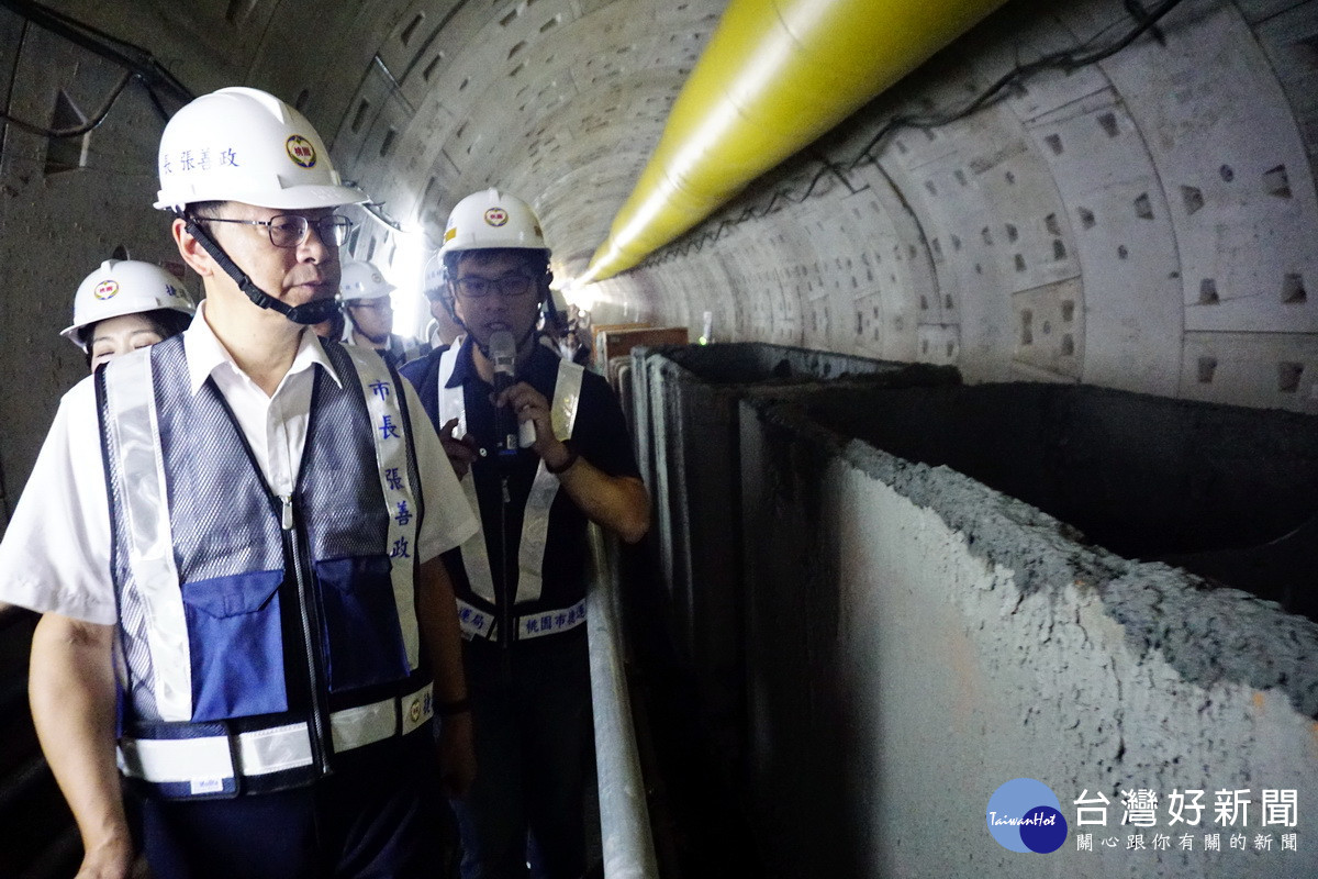 桃園市長張善政視察桃園捷運綠線「蘆竹至桃園區間隧道貫通工程」。<br />
