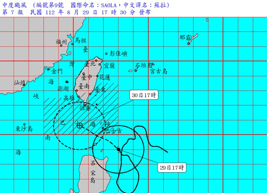 交通部中央氣象局已在29日傍晚17時30分發布中度颱風蘇拉陸上颱風警報。根據最新資料顯示，中颱蘇拉目前中心在鵝鑾鼻東南方約390公里的海面上，以每小時13公里速度，向西北西方向移動，其暴風圈逐漸進入巴士海峽，對屏東及恆春半島將構成威脅。（圖／翻攝自交通部中央氣象局官網）