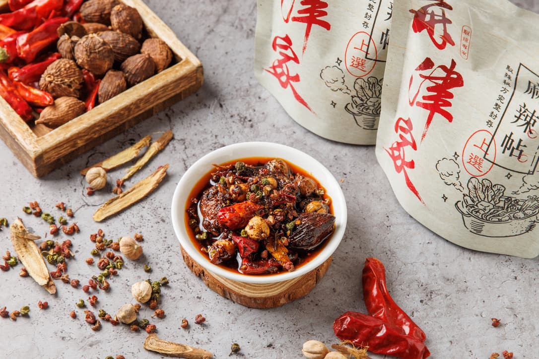 麻津家麻辣火鍋香料包，帶來正宗的中國麻辣火鍋風味。