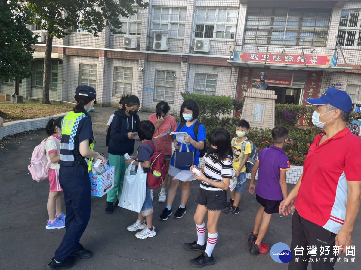 楊梅警分局於開學日針對轄內各級中、小學規劃交通疏導及護童勤務。