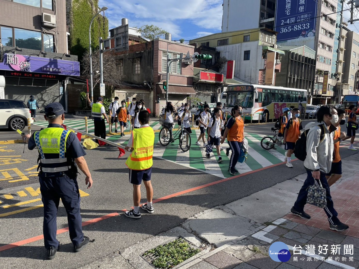 平鎮警開學日加強保護學童安全。