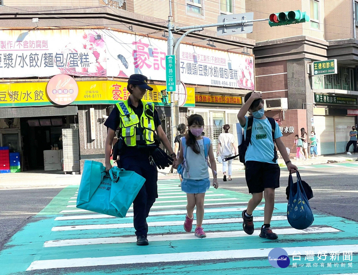 平鎮警開學日加強保護學童安全。