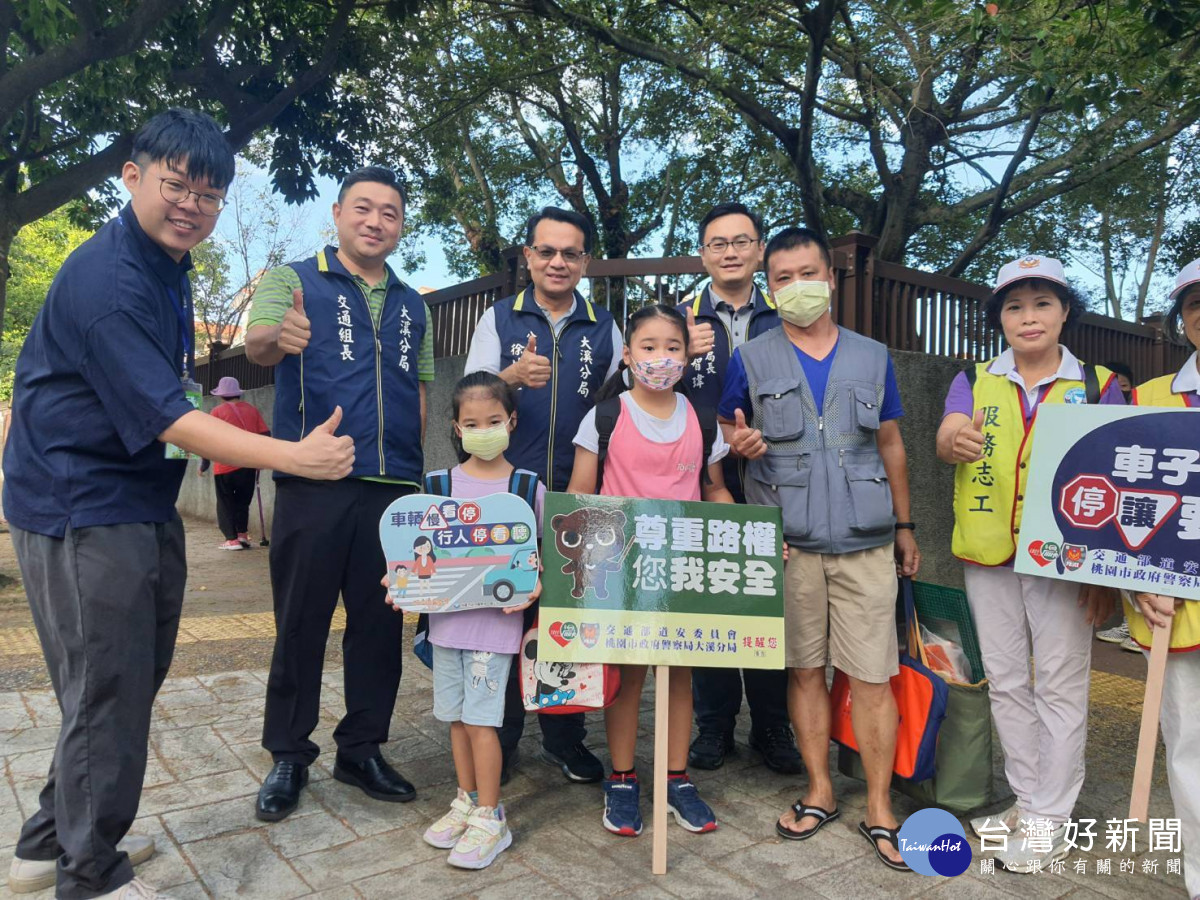 桃園市警局在開學的第一天要求轄區各分局同步強化「護童」專案勤務作為，於校園周邊執行交通指揮、巡邏、守望等勤務。