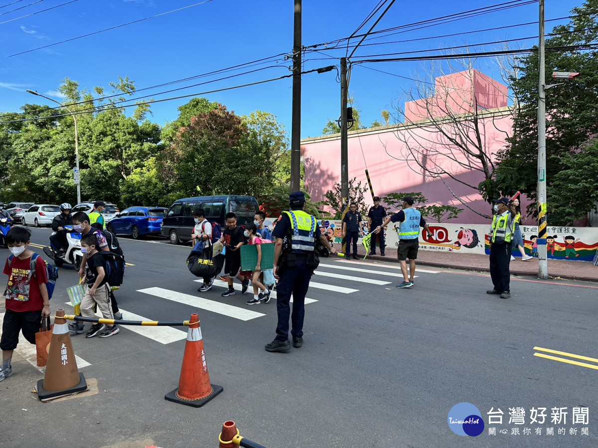 桃園市警局在開學的第一天要求轄區各分局同步強化「護童」專案勤務作為，於校園周邊執行交通指揮、巡邏、守望等勤務。