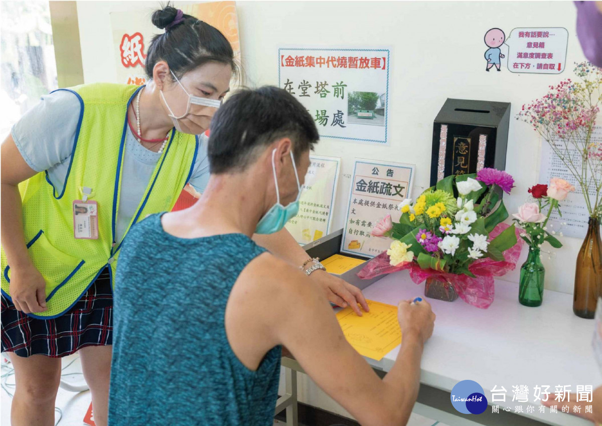 館方提供桌椅文具給民眾書寫祭祀文