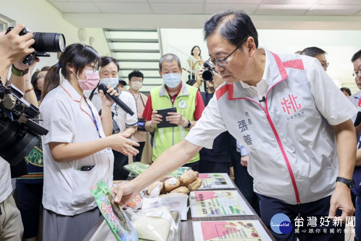 營養師介紹午餐菜色，特別採用在地食材。<br /><br />
