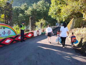 仁愛警分局啟動護童專案，規劃各所警力於上、放學時段在轄內學校出入口持續執行護童勤務。
