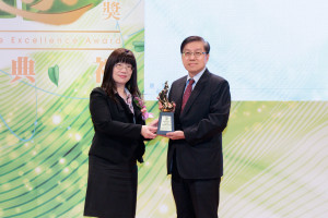 中壽獲保卓獎三項大獎肯定！行政院消保處鍾瑞蘭處長(左)頒發「保戶服務專案企畫卓越獎」金質獎，由蘇錦隆執行副總經理(右)代表受獎。