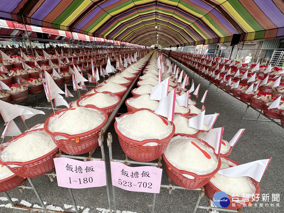 飯擔也整齊擺放至為壯觀。（記者扶小萍攝）