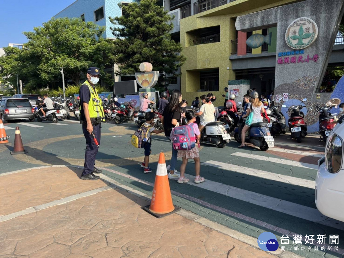 臺西警分局為維護學童安全，於開學首日啟動「護童專案」勤務，執勤員警一早在校園周邊執行交通指揮疏導／林詩涵翻攝