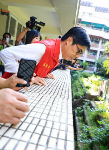 ▲陳其邁視察校園登革熱防治，呼籲落實巡倒清刷降低登革熱風險。