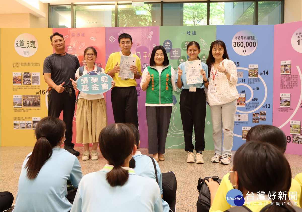 2022第一屆徵文比賽屏東南榮國中獲得第二及第三名的同學們，遠道而來特與鍾德美執行長合影留念。