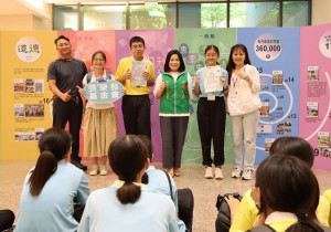 2022第一屆徵文比賽屏東南榮國中獲得第二及第三名的同學們，遠道而來特與鍾德美執行長合影留念。