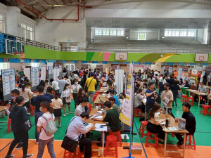 ▲高雄市勞工局9月2日在福誠高中活動中心舉辦「創薪起飛、魅力高雄」大型現場徵才活動。
