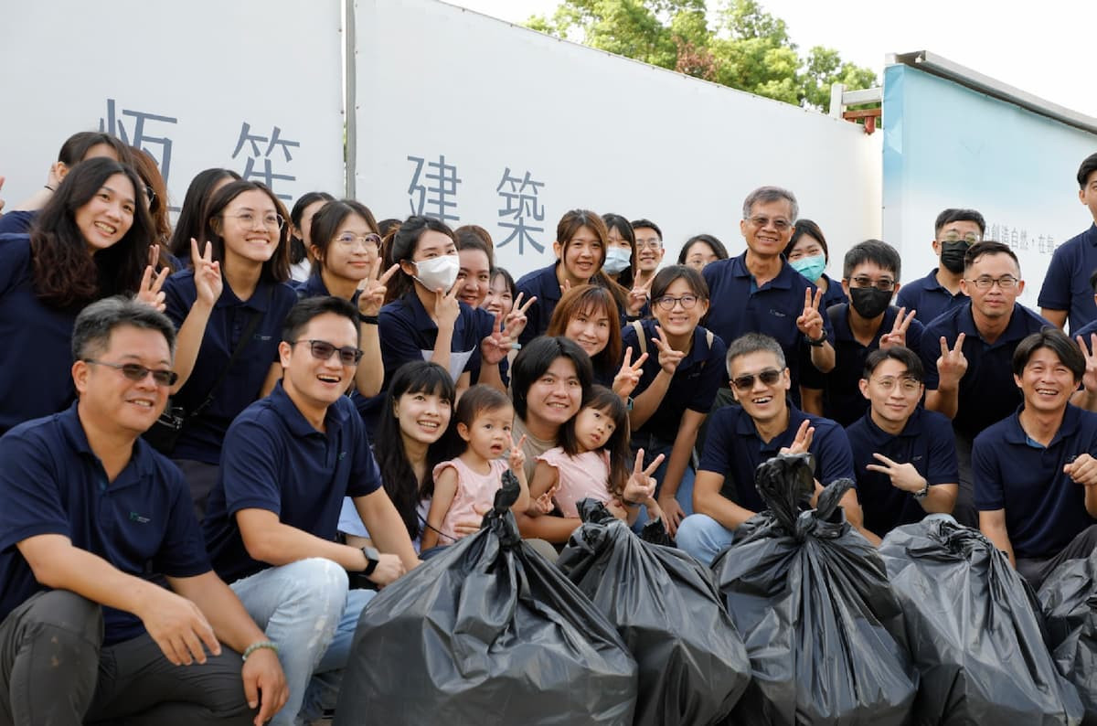 磐鈺營建機構的團隊夥伴與住戶一同淨街，回饋乾淨的生活環境給街坊鄰里。