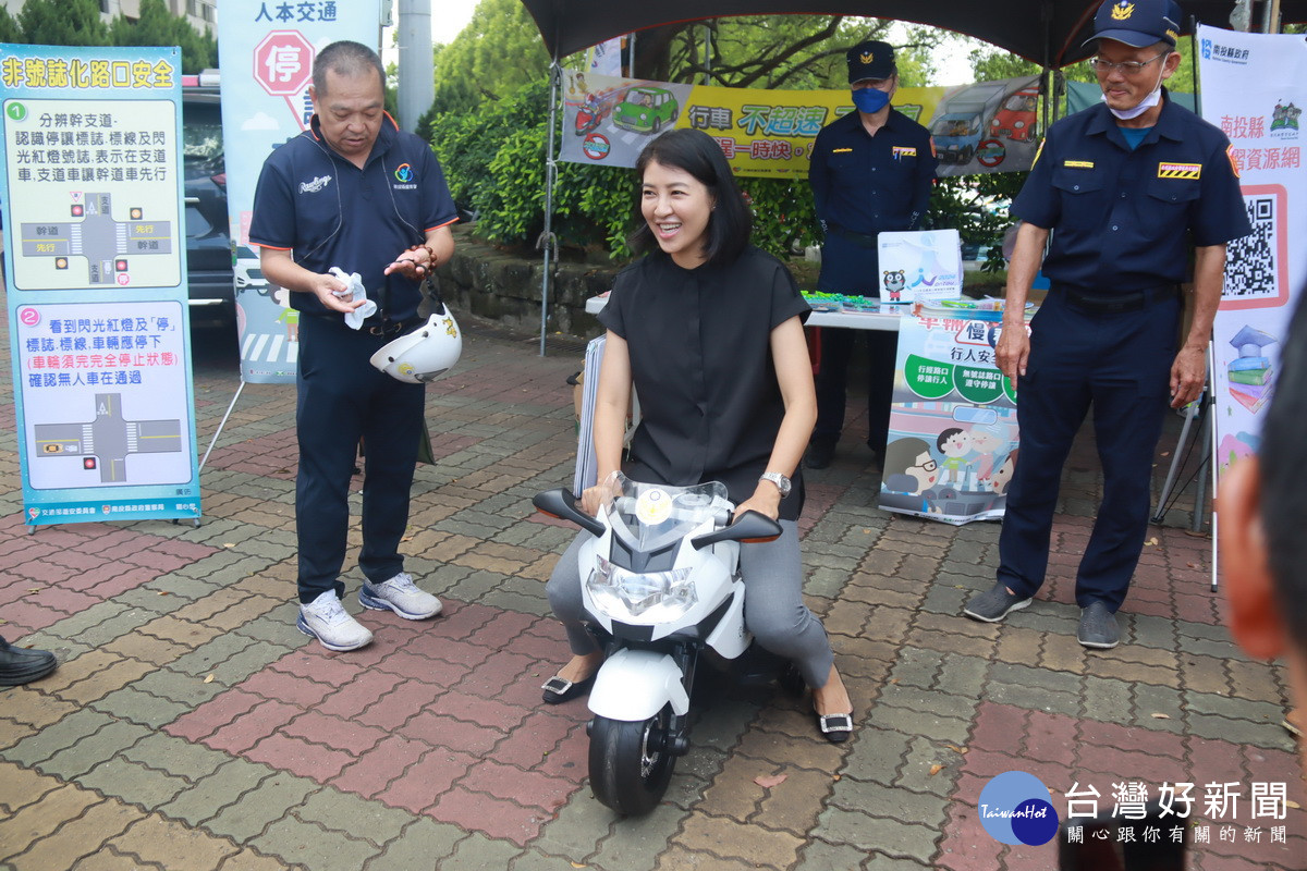 許縣長也來攤位巡禮體驗交通安全。（記者扶小萍攝）