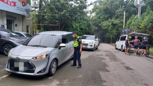 和平分局員警勸離欲登山及逗留山區遊客。