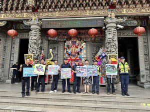 交通安全月起跑，大園分局結合廟會活動上街宣導。