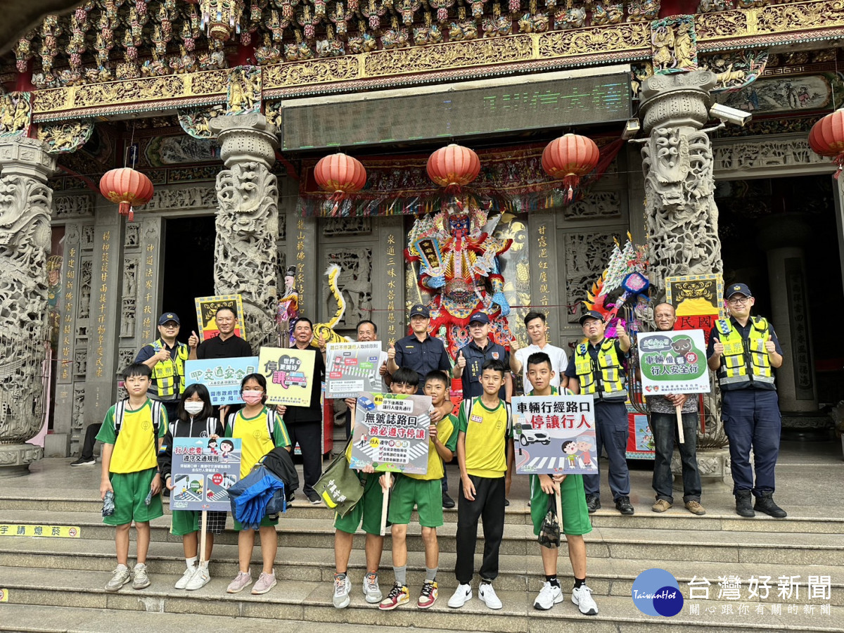 交通安全月起跑，大園分局結合廟會活動上街宣導。