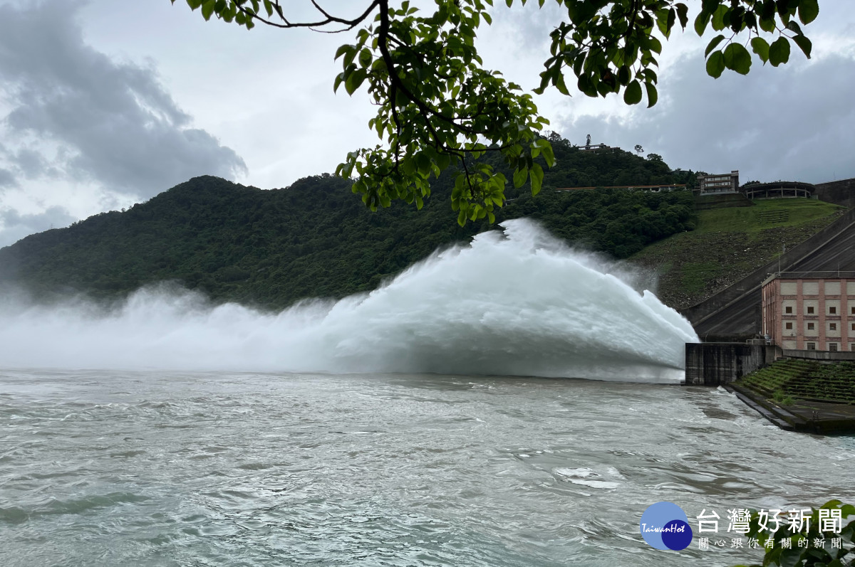 海葵颱風來襲　石門水庫洩洪