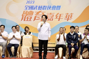 ▲副總統賴清淂出席「2023全國武藝群俠會暨體育嘉年華」，陳其邁熱情歡迎各地武林高手。