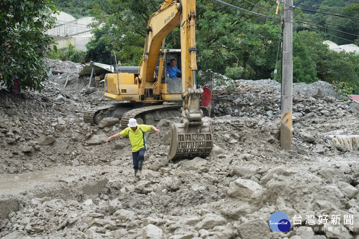 東埔村道路受創作物無法輸運甚至被土石掩埋。（游顥服務處提供）