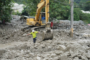 東埔村道路受創作物無法輸運甚至被土石掩埋。（游顥服務處提供）