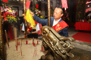 民雄大士爺祭今（5日）清晨紙糊神尊開光後正式登場，縣長翁章梁及大士爺廟董事長周漳炎率董監事等地方各界祈福團拜／嘉義縣政府提供