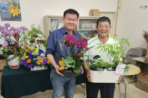 林坤田理事主席(右)與農業局專員黃玉珍歡迎市民到花卉批發市場感受花藝之美>