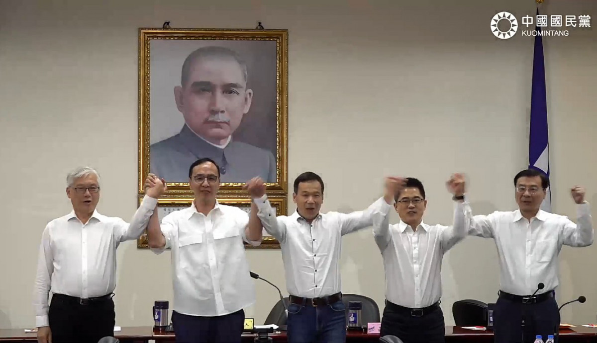 中國國民黨黨主席朱立倫（中左1）與台北市議員鍾小平（中）。（圖／翻攝自中國國民黨Facebook直播）