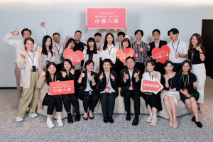 中壽實習生贏在起跑點，提前卡位儲備幹部，中國人壽黃淑芬總經理(第一排左4)、李家和人資長(第一排左5)與暑期實習生開心合影。