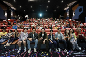 ▲高雄出身的新銳導演張書瑋率領主演陣容溫昇豪、陳澤耀、陳少卉「回老家」，在高雄喜樂時代總圖店盛大舉辦首映會活動。