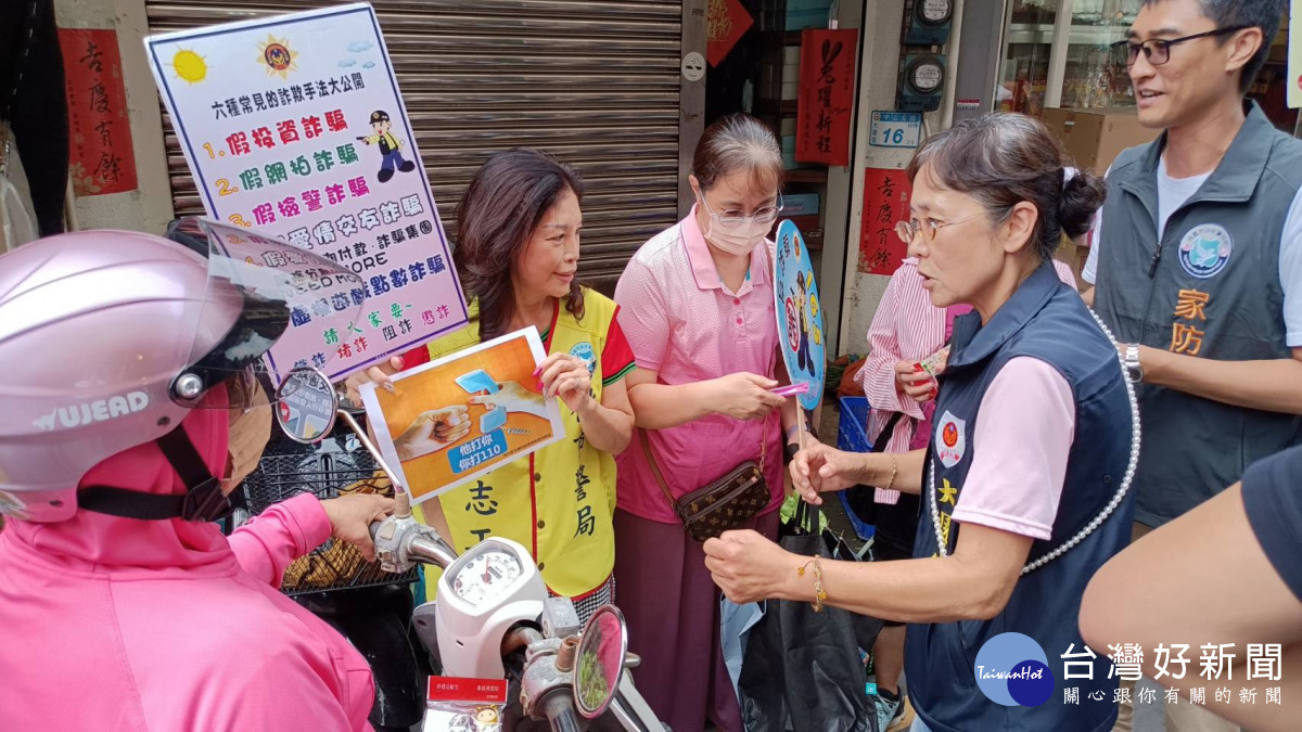 防制交通事故、反詐騙，大園警走入市場舉牌宣導。