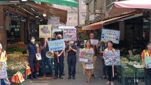 防制交通事故、反詐騙，大園警走入市場舉牌宣導。