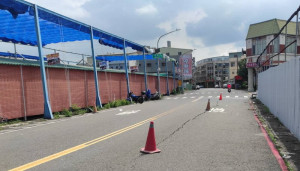 ▲高市前鎮瑞田街路面龜裂，市府要求廠商立即修復完成。