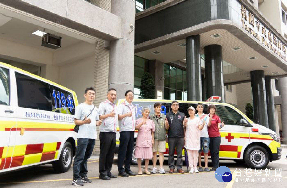 李黃香女士捐贈桃園市政府消防局2輛救護車。