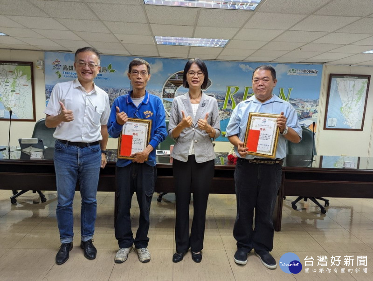 ▲東南客運駕駛長阮佳銘（左二）、港都客運駕駛長林政毅（右一）不畏風雨暖心服務感動網友，高市交通局特予表揚。