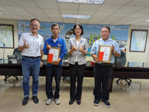 ▲東南客運駕駛長阮佳銘（左二）、港都客運駕駛長林政毅（右一）不畏風雨暖心服務感動網友，高市交通局特予表揚。