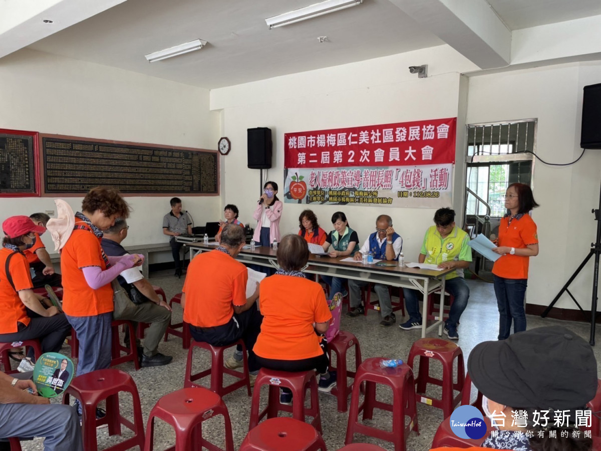 楊梅警深入社區發展協會，宣導保護婦幼、交通安全及反詐騙。