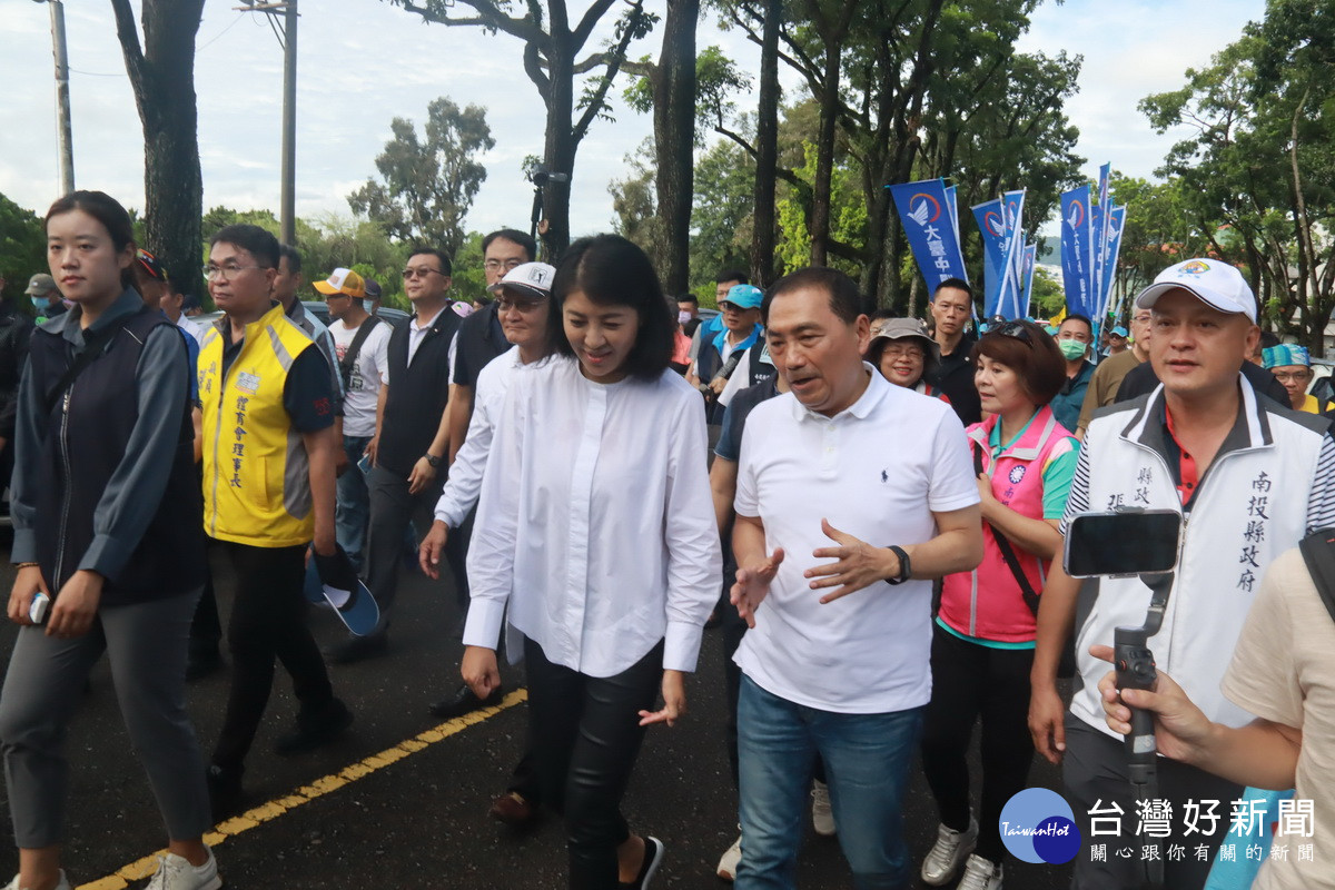 許縣長與侯市長也與民眾一同健走。（記者扶小萍攝）