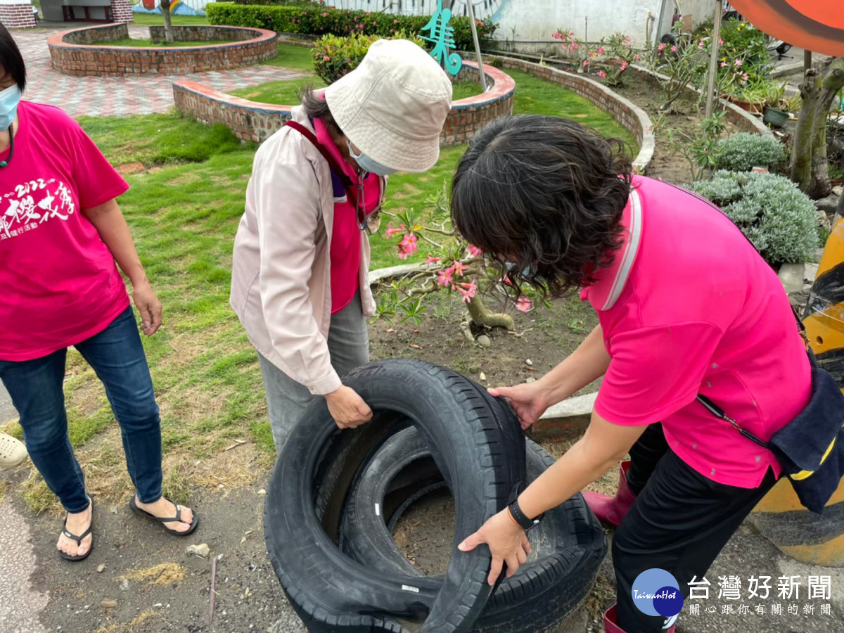 大雨過後「巡、倒、清、刷」，積水容器一個都不留。圖／彰化縣政府提供