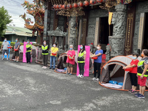 嘉義市荖藤里今（10）日辦理「收容體驗」活動，建立社區居民居安思危的意識及熟悉災害來臨時防護要領／林詩涵翻攝