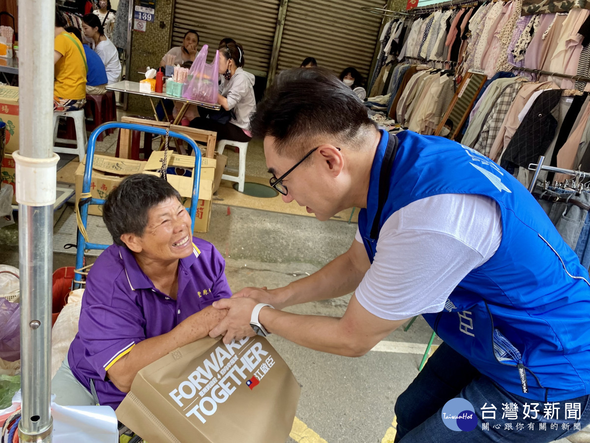 立委江啟臣掃街豐原第一市場，並發送文宣小物「奶茶色環保袋」。