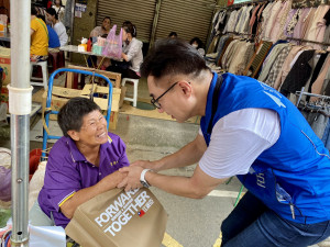 立委江啟臣掃街豐原第一市場，並發送文宣小物「奶茶色環保袋」。