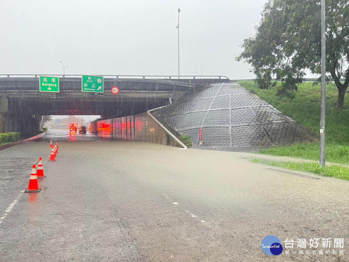 嘉義市10日下午一場大暴雨，造成北港路交流道路面大量積水，水深約30公分／林詩涵翻攝